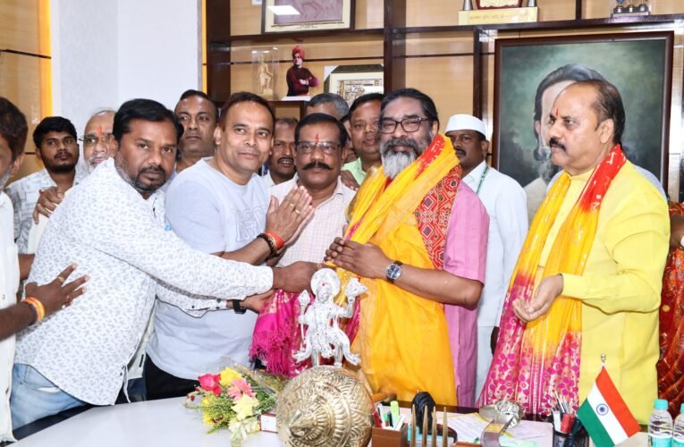 मुख्यमंत्री  हेमन्त सोरेन से केंद्रीय समिति श्री महावीर मंडल, रांची के एक प्रतिनिधिमंडल ने की मुलाकात।