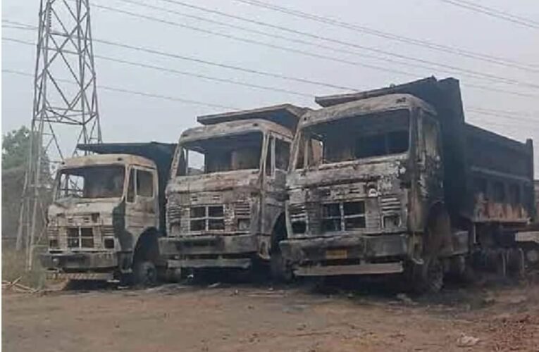 बोकारो में लाठीचार्ज से युवक की मौत के बाद गुस्साए लोगों ने पांच वाहनों को किया आग के हवाले, चौक-चौराहे बंद।