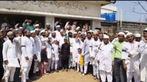 वक्फ संशोधन विधायक पर राँची जिला के चान्हो प्रखंड कके मुस्लिम समुदाय ने काली पट्टी बांधकर अलविदा जुम्मा की नमाज की अदा।