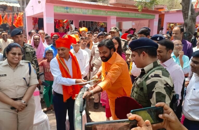 उपायुक्त एवं पुलिस अधीक्षक पांकी के श्री रामजानकी मंदिर एवं तरहसी के मॉ झालखंड मंदिर पहुंचकर विधि व्यवस्था का लिया जायजा।