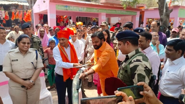 उपायुक्त एवं पुलिस अधीक्षक पांकी के श्री रामजानकी मंदिर एवं तरहसी के मॉ झालखंड मंदिर पहुंचकर विधि व्यवस्था का लिया जायजा।