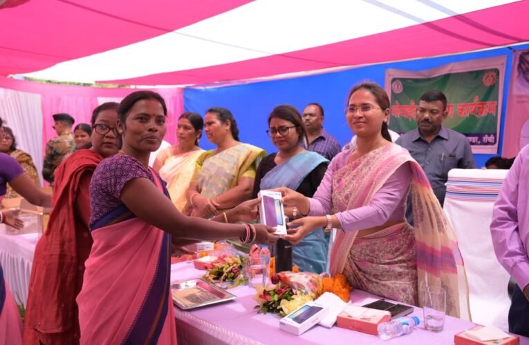 मांडर और चान्हो प्रखंड के 322 आंगनबाड़ी सेविकाओं के बीच कृषि मंत्री ने स्मार्ट फोन का किया वितरण।