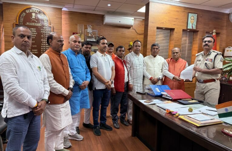 रांची बीजेपी विधायक सीपी सिंह के नेतृत्व में भाजपा प्रतिनिधिमंडल ने  डीजीपी से की मुलाकात, राज्य के विधि व्यवस्था पर उठाए सवाल।