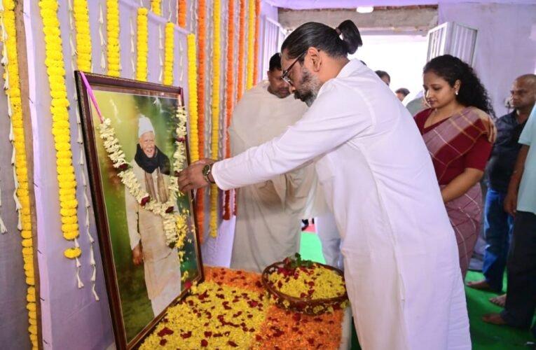 मुख्यमंत्री हेमन्त सोरेन ने पूर्व मंत्री बादल पत्रलेख के दिवंगत पिता स्व० हरिशंकर पत्रलेख को दी भावभीनी श्रद्धांजलि।