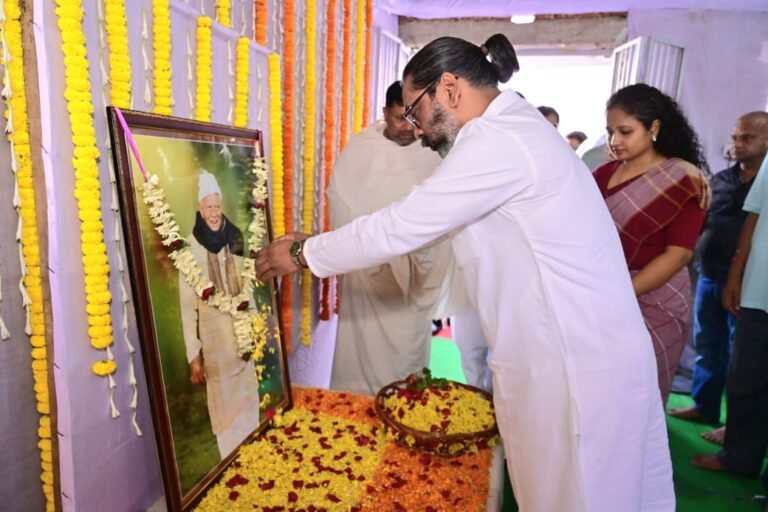 मुख्यमंत्री हेमन्त सोरेन ने पूर्व मंत्री बादल पत्रलेख के दिवंगत पिता स्व० हरिशंकर पत्रलेख को दी भावभीनी श्रद्धांजलि।