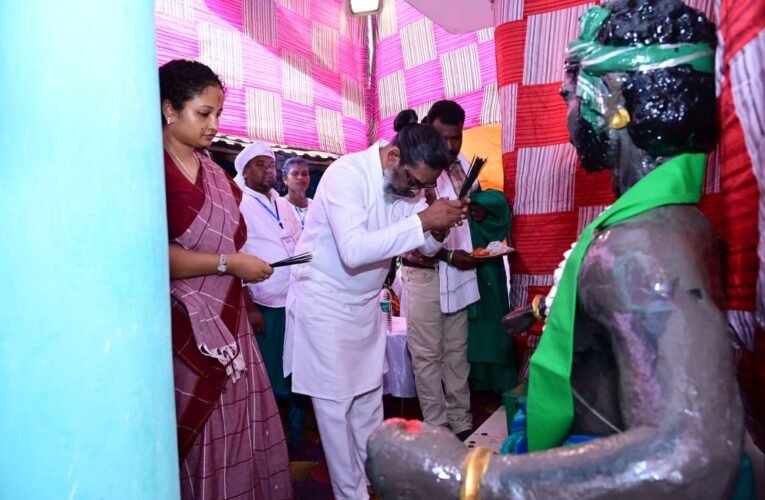 सिदो-कान्हू की जयंती पर शहीद सिदो-कान्हू की प्रतिमा पर मुख्यमंत्री हेमंत सोरेन ने किया माल्यार्पण।