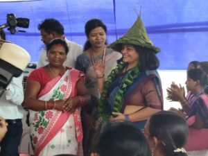 रांची के दशम जलप्रपात पहुंचकर पूर्व निर्धारित कार्यक्रम के तहत दुर्गम क्षेत्र के बी एल ओ से मुख्य चुनाव आयुक्त ने किया संवाद। 13 IMG 20250413 WA0001