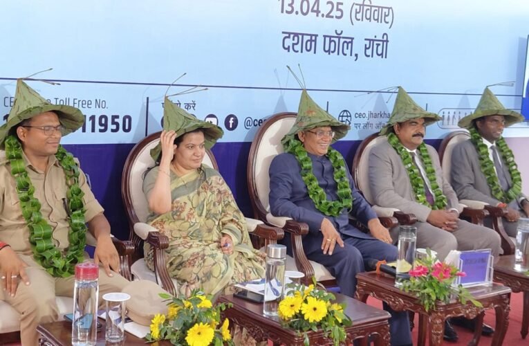 रांची के दशम जलप्रपात पहुंचकर पूर्व निर्धारित कार्यक्रम के तहत दुर्गम क्षेत्र के बी एल ओ से मुख्य चुनाव आयुक्त ने किया संवाद।