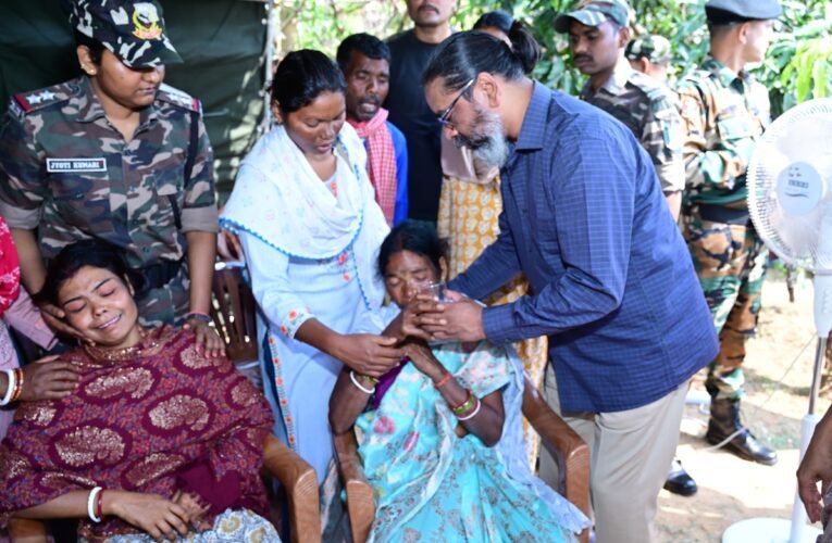 चाईबासा में आईईडी ब्लास्ट के दौरान शाहिद जवान को झारखंड राज्यपाल संतोष कुमार गंगवार एवं मुख्यमंत्री हेमंत सोरेन ने दी श्रद्धांजलि।