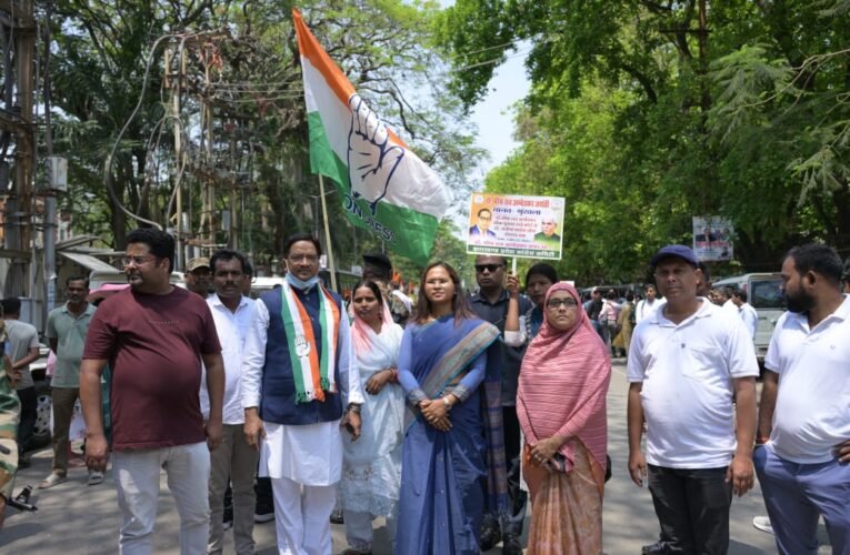 डॉ भीमराव अंबेडकर की जयंती पर कांग्रेस द्वारा राजधानी रांची में आयोजित की गई मानव श्रृंखला कार्यक्रम।