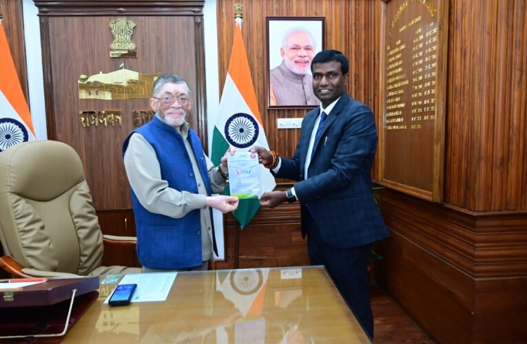 झारखंड राज्यपाल संतोष कुमार गंगवार को राजधानी रांची में आयोजित एयर शो के लिए रांची उपायुक्त ने दिया निमंत्रण।