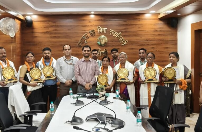 सेवानिवृत होने वाले शिक्षकों को सेवानिवृति के दिन ही सभी पावनाओं का किया गया भुगतान।