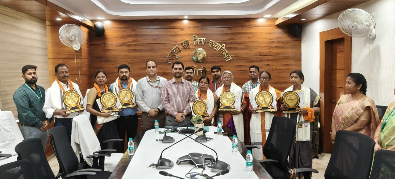 सेवानिवृत होने वाले शिक्षकों को सेवानिवृति के दिन ही सभी पावनाओं का किया गया भुगतान। 4 IMG 20250430 WA0004 1