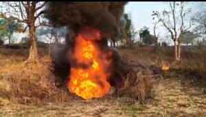 रजरप्पा में बंद कोयला खदान में भीषण आग: ग्रामीण दहशत में, प्रशासन और सीसीएल की लापरवाही पर सवाल 4 Screenshot 20250421 170129