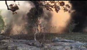 रजरप्पा में बंद कोयला खदान में भीषण आग: ग्रामीण दहशत में, प्रशासन और सीसीएल की लापरवाही पर सवाल 5 Screenshot 20250421 170141