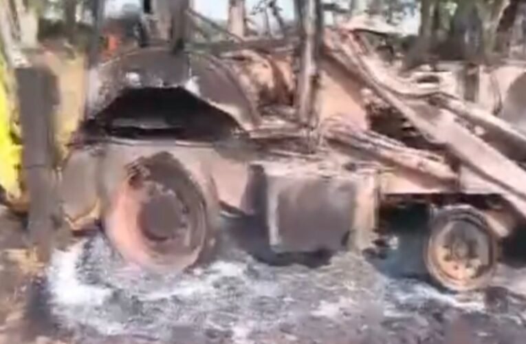 लातेहार जिले में नक्सलियों का कहर , सड़क निर्माण कार्य मे लगे गाड़ी को फूंका, मजदूर को गोली मारी