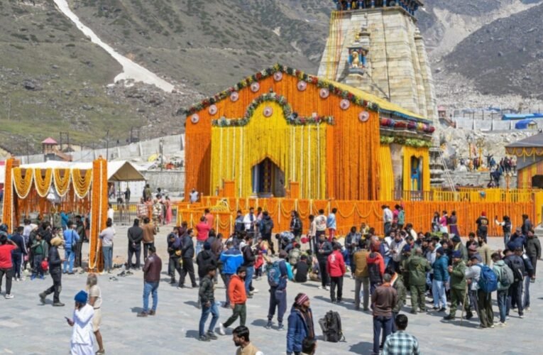 खुल गए बाबा केदारनाथ के मंदिर के कपाट, भक्तों की उमड़ी भीड़