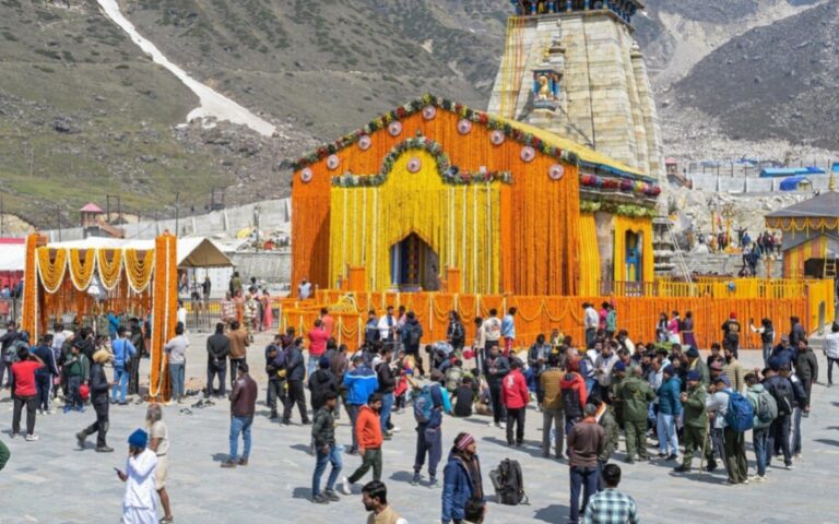 खुल गए बाबा केदारनाथ के मंदिर के कपाट, भक्तों की उमड़ी भीड़
