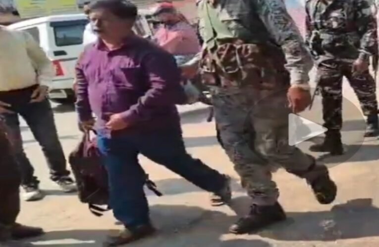 कोडरमा अंचल कार्यालय में राजस्व कर्मचारी सुरेंद्र प्रसाद 10,000 रुपये रिश्वत लेते रंगे हाथ गिरफ्तार, एसीबी की कार्रवाई