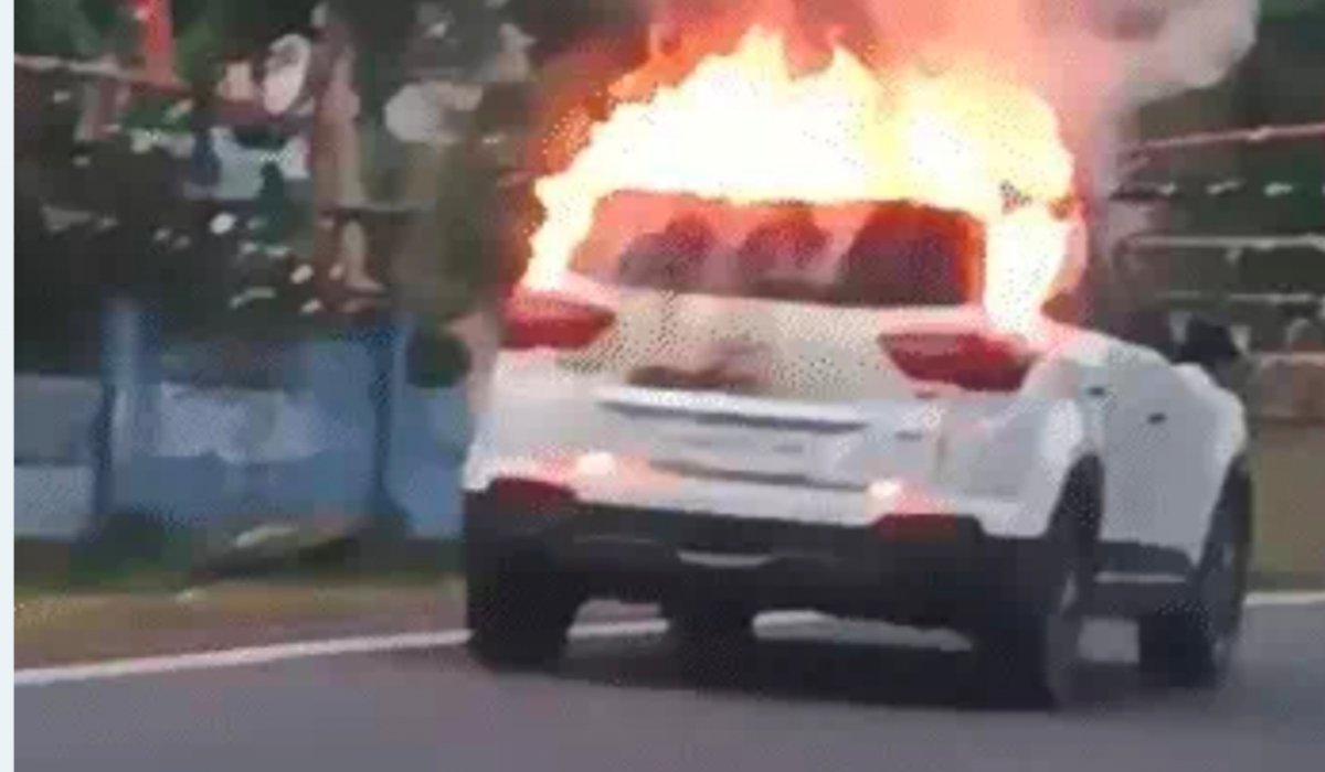 जमशेदपुर में मरीन ड्राइव पर चलती कार में आग, गैस सिलेंडर फटने से चालक जिंदा जला 5 20250504 134522