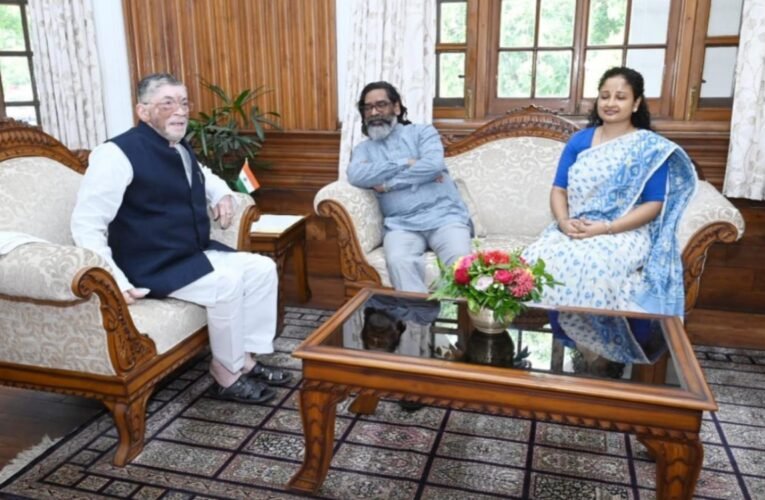 मुख्यमंत्री हेमंत सोरेन ने राज्यपाल से की मुलाकात, मुख्यमंत्री ने विदेश भ्रमण के दौरान औद्योगिक निवेश के लिए किए गए प्रयासों के बारे में राज्यपाल को कराया अवगत