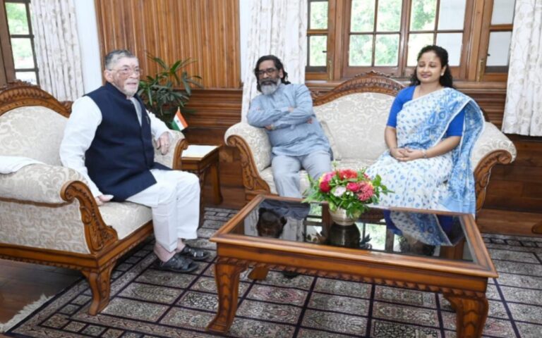 मुख्यमंत्री हेमंत सोरेन ने राज्यपाल से की मुलाकात, मुख्यमंत्री ने विदेश भ्रमण के दौरान औद्योगिक निवेश के लिए किए गए प्रयासों के बारे में राज्यपाल को कराया अवगत