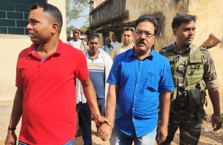 एसीबी की टीम ने राजस्व कर्मचारी को घुस लेते किया गिरफ्तार, जमीन के म्यूटेशन के लिए मांग रहा था रिश्वत