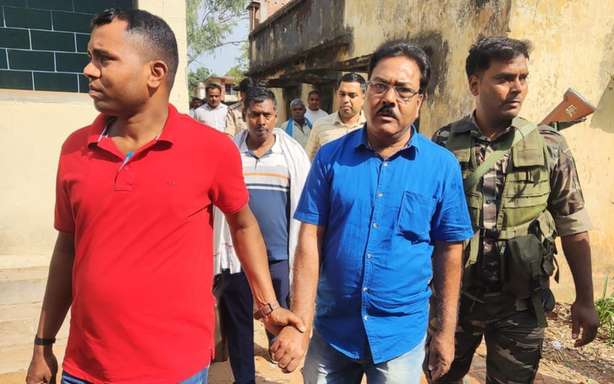 एसीबी की टीम ने राजस्व कर्मचारी को घुस लेते किया गिरफ्तार, जमीन के म्यूटेशन के लिए मांग रहा था रिश्वत 7 20250506 182610