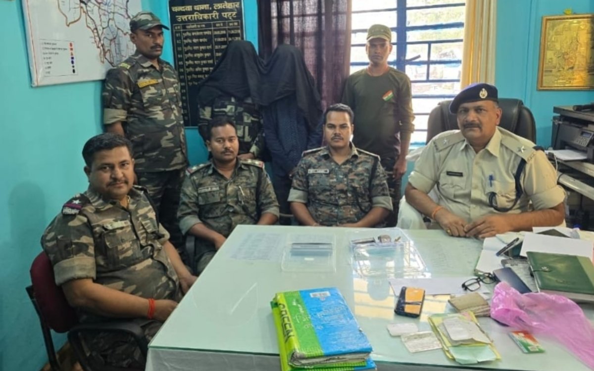 लातेहार में वाहनों में आगजनी और मुंशी की हत्या मामले में पांच नक्सली गिरफ्तार 1 20250506 192429