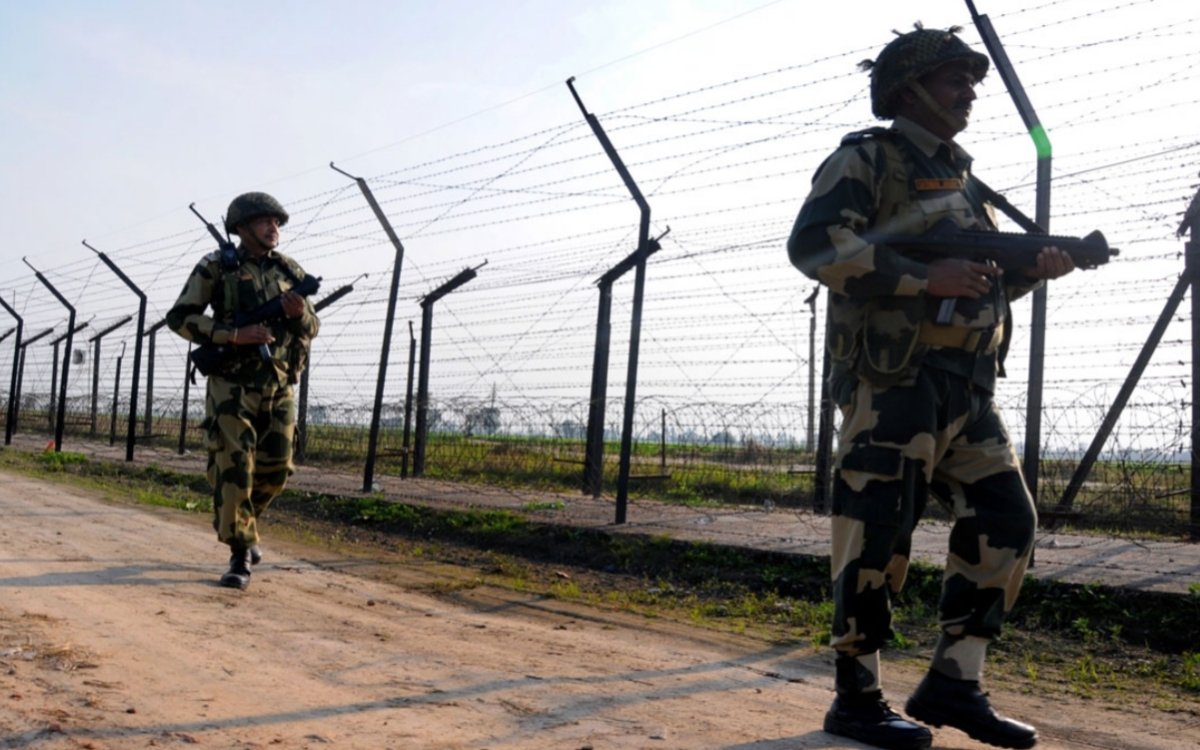 पाकिस्तानी सेना की गोलीबारी में छह नागरिक की मौत, भारतीय सेना दे रही मुंहतोड़ जवाब 9 20250507 094517