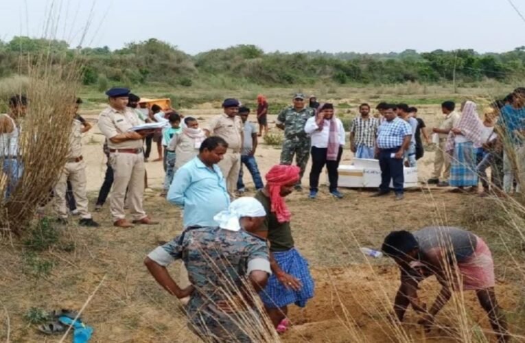 देवघर में 10 वर्षीय बच्चे की संदिग्ध मौत, कब्र से निकाला गया शव, हत्या की जांच शुरू