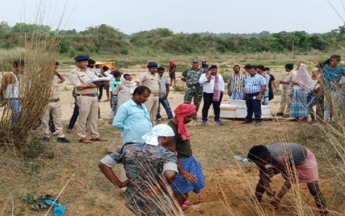 देवघर में 10 वर्षीय बच्चे की संदिग्ध मौत, कब्र से निकाला गया शव, हत्या की जांच शुरू 4 20250511 125715