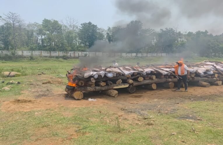 मुक्ति संस्था ने जुमार नदी तट पर 40 अज्ञात शवों का किया अंतिम संस्कार