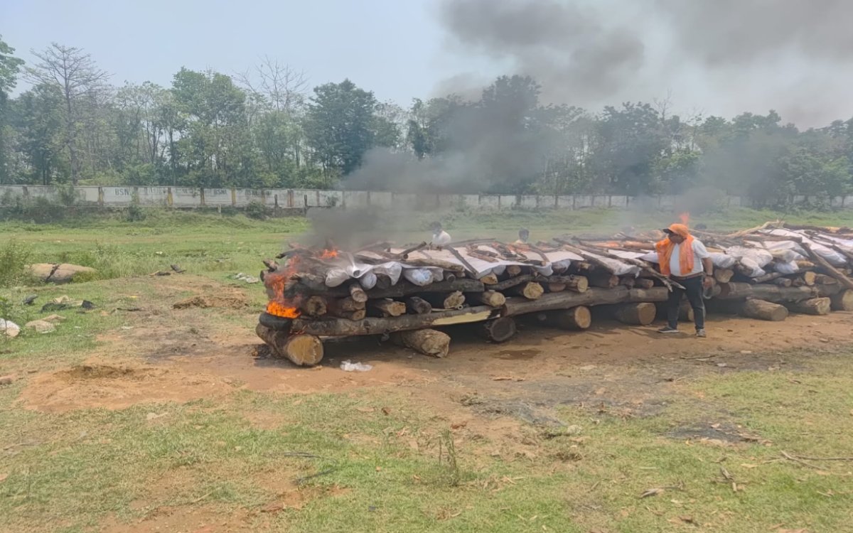 मुक्ति संस्था ने जुमार नदी तट पर 40 अज्ञात शवों का किया अंतिम संस्कार 4 20250511 130254