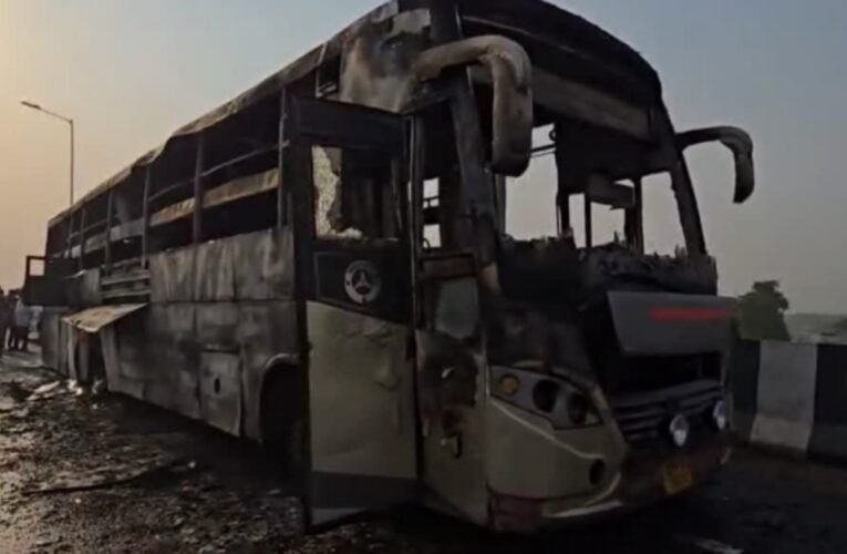 लखनऊ में दिल दहलाने वाला हादसा: दिल्ली से बिहार जा रही स्लीपर बस में लगी भीषण आग, 5 यात्री जिंदा जले