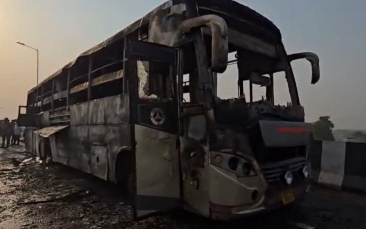 लखनऊ में दिल दहलाने वाला हादसा: दिल्ली से बिहार जा रही स्लीपर बस में लगी भीषण आग, 5 यात्री जिंदा जले 4 20250515 084602