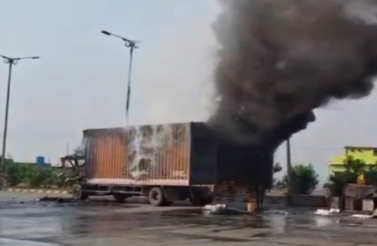 गिरिडीह: कुलगो टोल प्लाजा के पास रेफ्रिजरेटर लोड कंटेनर में भीषण आग