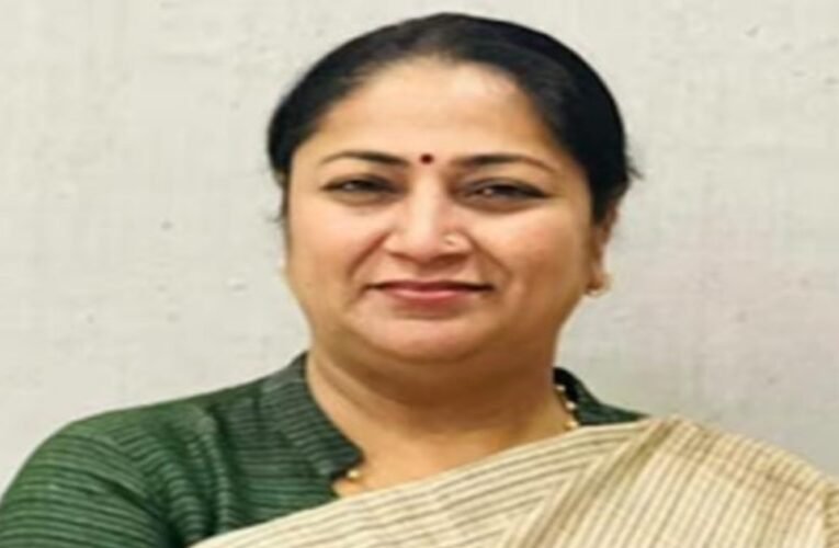 नई दिल्ली: आजादपुर मंडी में मुख्यमंत्री रेखा गुप्ता पूछा क्या ये सेव तुर्किये का है ?