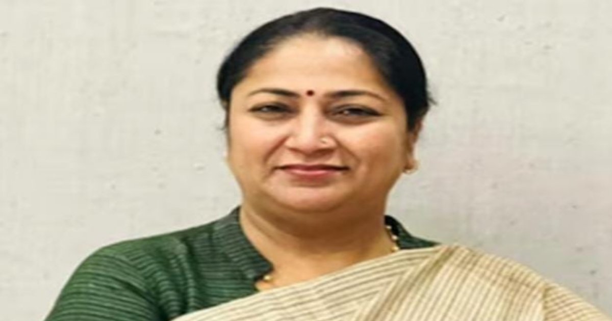 नई दिल्ली: आजादपुर मंडी में मुख्यमंत्री रेखा गुप्ता पूछा क्या ये सेव तुर्किये का है ? 4 20250516 151718