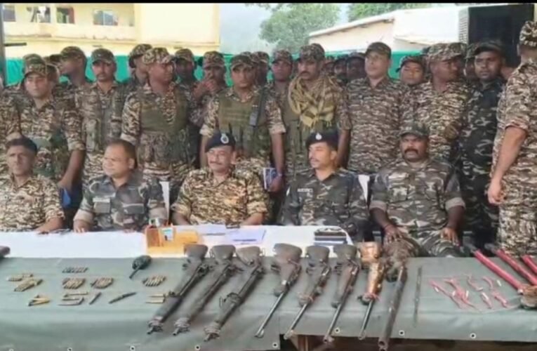 गिरिडीह में नक्सलियों के खिलाफ बड़ी कार्रवाई, पारसनाथ पहाड़ी से बरामद हुआ हथियारों का जखीरा