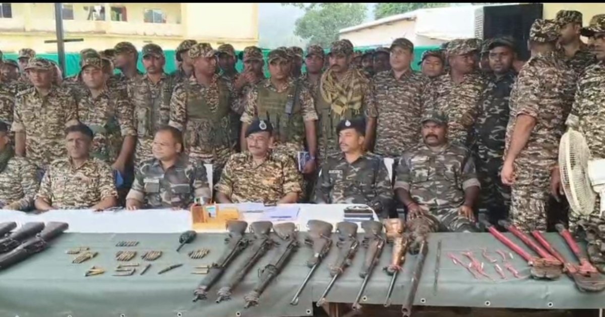 गिरिडीह में नक्सलियों के खिलाफ बड़ी कार्रवाई, पारसनाथ पहाड़ी से बरामद हुआ हथियारों का जखीरा 1 20250516 185021
