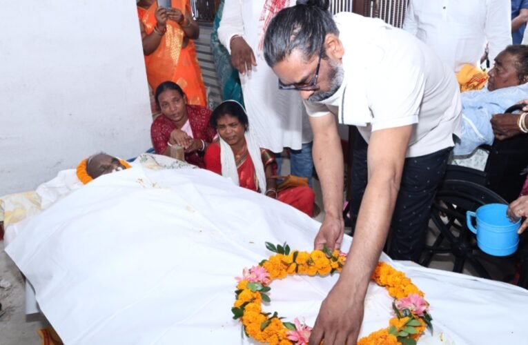 मुख्यमंत्री हेमंत सोरेन ने पैतृक गांव नेमरा में चाचा जगदीश सोरेन को दी भावभीनी श्रद्धांजलि