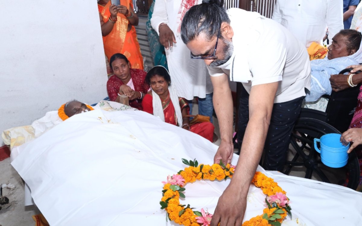 मुख्यमंत्री हेमंत सोरेन ने पैतृक गांव नेमरा में चाचा जगदीश सोरेन को दी भावभीनी श्रद्धांजलि 4 20250518 212825