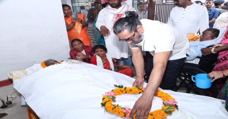 मुख्यमंत्री हेमन्त सोरेन ने पैतृक गांव नेमरा में चाचा जगदीश सोरेन को दी भावभीनी श्रद्धांजलि