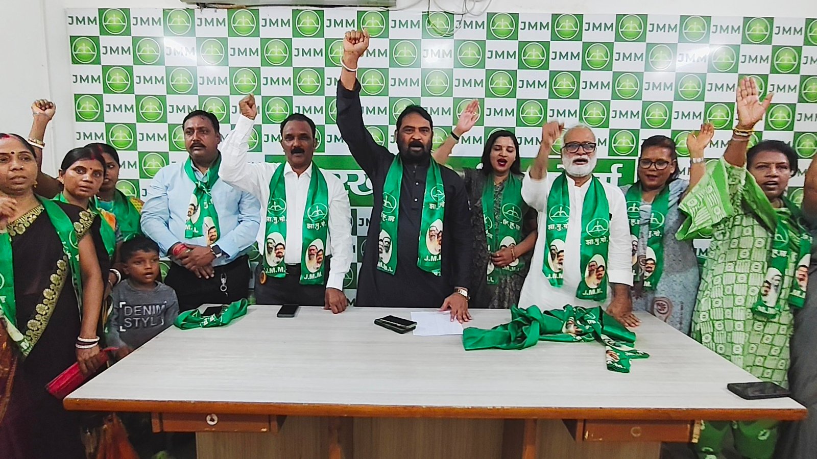 भाजपा की कार्यसमिति सदस्य अंकिता वर्मा के नेतृत्व मे रांची की सैकड़ों महिलाओं ने झारखंड मुक्ति मोर्चा का थामा दामन। 5 20250519 144458