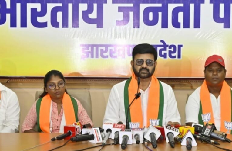 BJP ने कांग्रेस-झामुमो पर लगाया सरना धर्म कोड को लेकर ‘घड़ियाली आंसू’ बहाने का आरोप, बाबा कार्तिक साहेब के किताब बीस वर्ष की काली रात का भी जिक्र