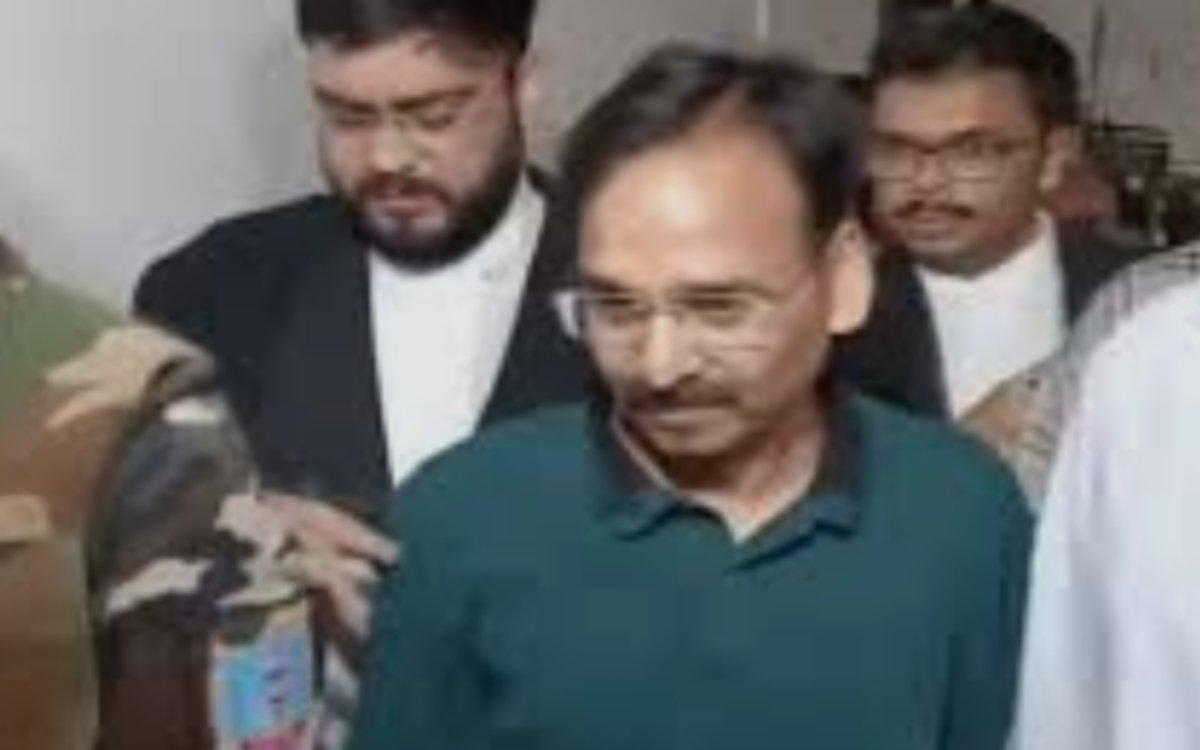 शराब घोटाले में गिरफ्तार IAS विनय चौबे की होटवार जेल में पहली रात, प्रशासन में हलचल 1 20250521 101652