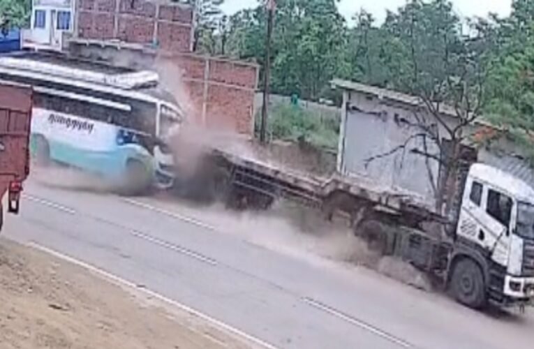 बोकारो में सड़क हादसे का सीसीटीवी फुटेज आया सामने, 5 यात्री घायल , देखें वीडियो