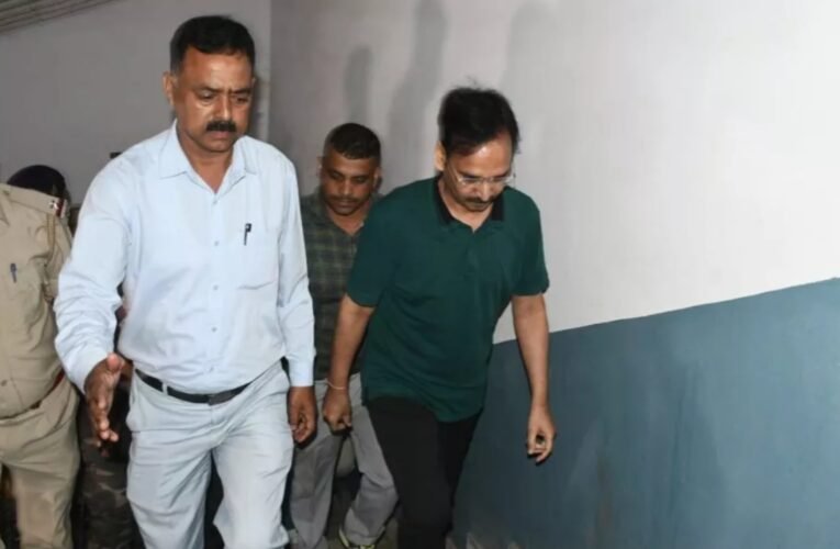 शराब घोटाले के आरोपी IAS विनय चौबे की तबीयत बिगड़ी, रिम्स में भर्ती