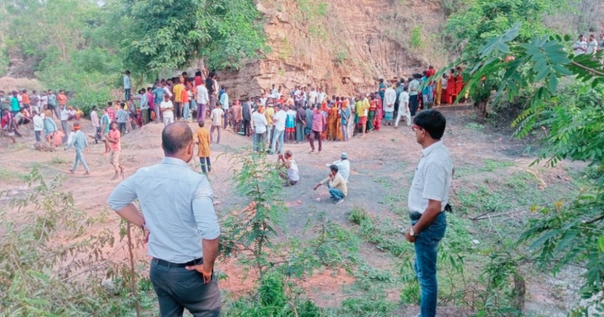 हजारीबाग: केरेडारी में अवैध कोयला खदान हादसा, तीन लोग लापता, रेस्क्यू ऑपरेशन जारी 6 20250523 142056